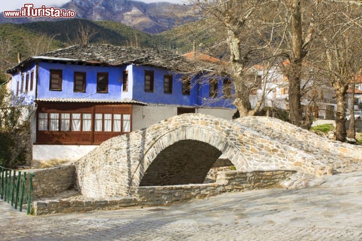 Immagine Scorcio sul villaggio di Moustheni, Kavala - Nei pressi della macedone Kavala sorge il piccolo villaggio di Moustheni caratteristico per le sue tipiche abitazioni in pietra dalle facciate dipinte con tonalità pastello. A rendere suggestivo questo centro che sorge ad un'altitudine di 220 metri sul livello del mare sono strette viuzze acciottolate e ponti dalla graziosa architettura © Panos Karas / Shutterstock.com