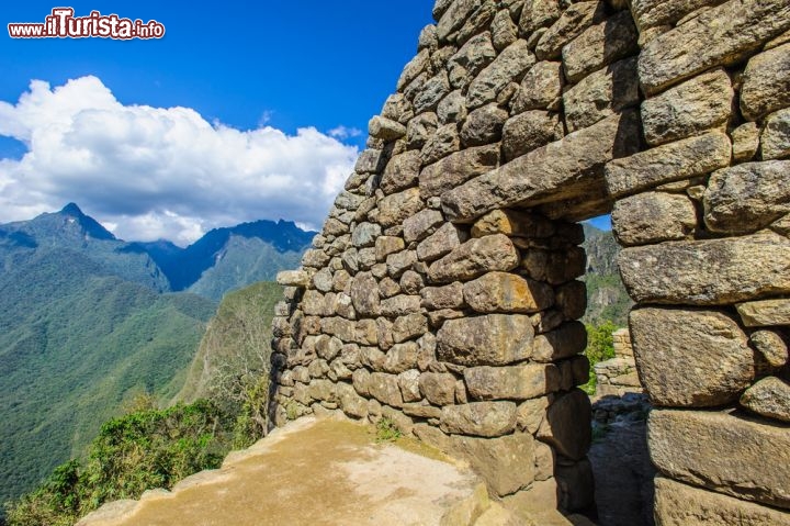 Immagine Villaggio fantasma di Machu Picchu, Perù - Rimasto celato agli occhi della maggior parte del mondo per centinaia di anni (oltre quattro secoli), questo antico luogo del Perù venne scoperto dall'americano Hiram Bingham che vi fu accompagnato, secondo quanto narrato, da un bambino peruviano che svelò al professore l'esistenza di quelle rovine. Bingham pensava di aver individuato la città di Vilcabamba ma quando si rese conto di aver riportato alla luce un altro sito inca lo chiamò Machu Picchu. Oggi, questo villaggio fantasma sulle Ande è uno dei luoghi più visitati al mondo dai turisti  - © Anton_Ivanov / Shutterstock.com