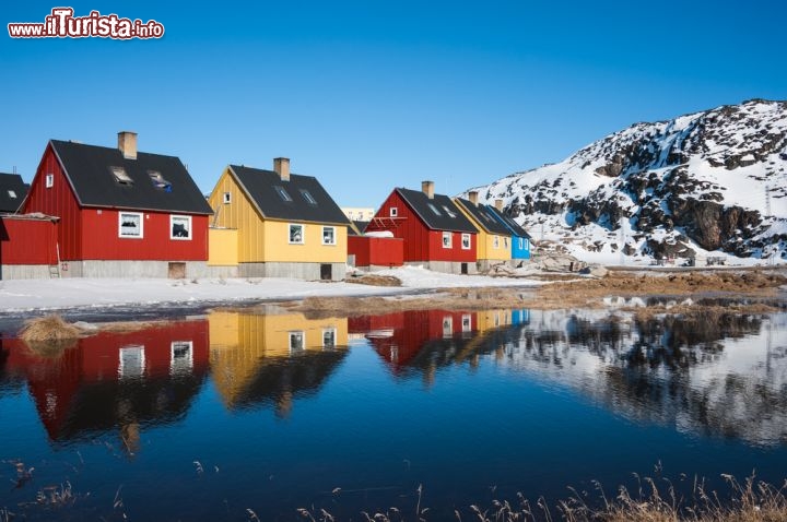 Immagine Un pittoresco villaggio in Groenlandia, non distante da Qeqertarsuaq  - © Yongyut Kumsri / Shutterstock.com