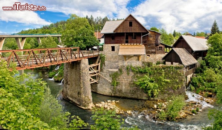 Immagine Scorcio panoramico sul fiume Rastoke, Plitvice - Un caratteristico villaggio croato costruito sul corso del fiume Rastoke nei pressi di Plitvice © xbrchx / Shutterstock.com