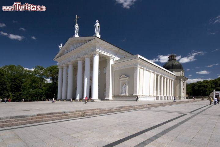 Immagine Nel centro di Vilnius domina la Cattedrale di San Stanislao, uno dei luoghi sacri della Lituania, il suo cuore spirtuale e luogo di incoronazione dei Granduchi di Lituania - © Thorsten Frisch / Shutterstock.com