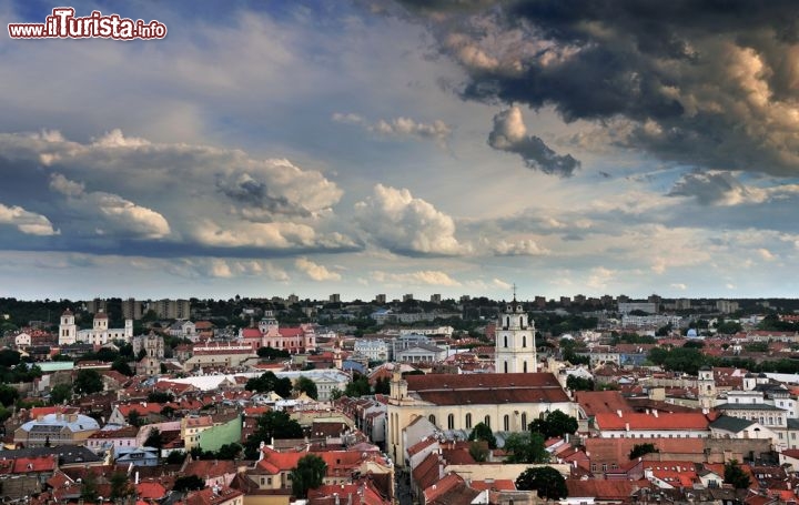 Immagine Vilnius, la storica capitale della Lituania, si ammira nel suo comlesso dalla collina che ospita la Torre di Gedeminas. Il campanile che svetta è della chiesa di San Giovanni - © astudio / Shutterstock.com