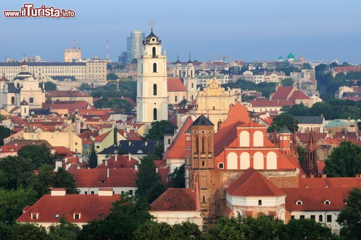 Immagine Vilnius all'alba:il panorama del centro storico della capitale della Lituania rivela le calde tinte del suo stile barocco - © Birute Vijeikien / Shutterstock.com