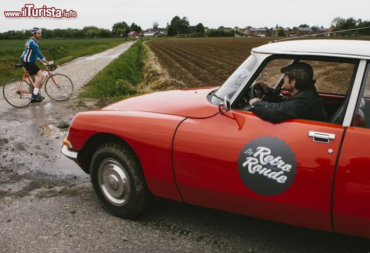 Immagine Il Vintage domina sulle strade delle Fiandre quando si svolge la Retro Ronde! Anche le automobili in strada ci riportano agli anni'50. Foto di Jesse Willems - © www.retroronde.be