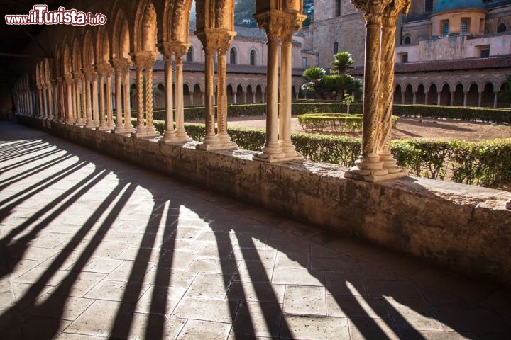Immagine Visita al Chiostro del Duomo di Monreale in Sicilia. Si notino le armoniche colonne geminate, che sono ben 228 - © duchy / Shutterstock.com