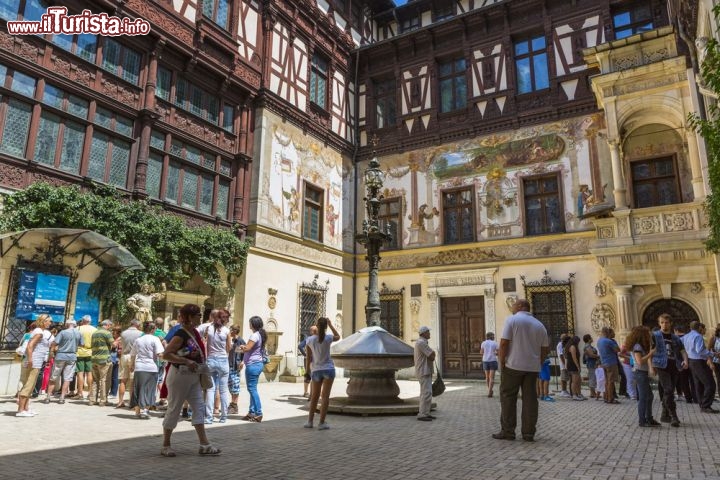 Immagine Visita al Castello di Peles a Sinaia, Valle della Prahova, in Romania - © Photosebia / Shutterstock.com