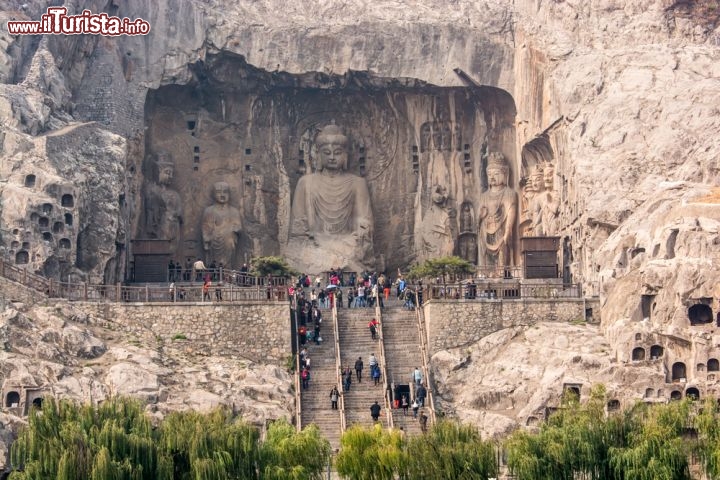 Immagine Visitatori alle grotte Longmen di Luoyang in Cina - © SIHASAKPRACHUM / Shutterstock.com