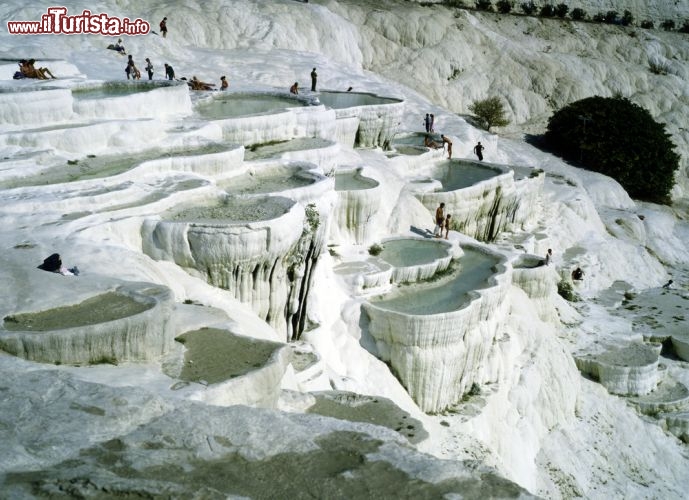 Immagine Visitatori sulle piscine naturali di Pamukkale in Turchia si preparano ad una rilassante bagno caldo - © julius fekete / Shutterstock.com