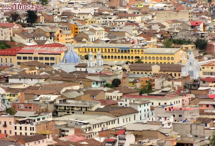 Immagine Veduta aerea di Quito, capitale dell'Ecuador, situata lungo i pendii occidentali delle Ande a quota 2.850 metri: è la seconda capitale più "alta" del mondo dopo La Paz, Bolivia - © almondd / Shutterstock.com