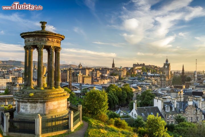 Immagine Vista panoramica di Edimburgo, la capitale della Scozia, dalla collina di Calton Hill al tramonto - © Shaiith / Shutterstock.com