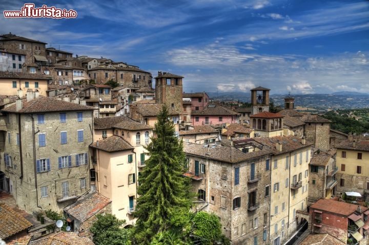 Immagine Vista Panoramica del centro storico di Perugia. Il capoluogo dell'Umbria si trova arroccato su di un terreno collinare che tocca il punto più elevato in corrispondenza di Porta Sole, a quasi 495 metri di altitudine. Proprio per trovarsi su di un territorio collinare Perugia, che ha circa 170.000 abitanti è la città più popolosa d'Italia, considerendo quelle con un 'altezza minima al di sopra dei 250 metri sul livello del mare. La città conserva una forte memoria etrusca, con le mura, alcune opere idrauliche e resti di tombe, anche se il suo nome deriva dalla dominazione successiva, quella romana, che chiamò questa città con il nome di Perusia  - © Mi.Ti. / Shutterstock.com