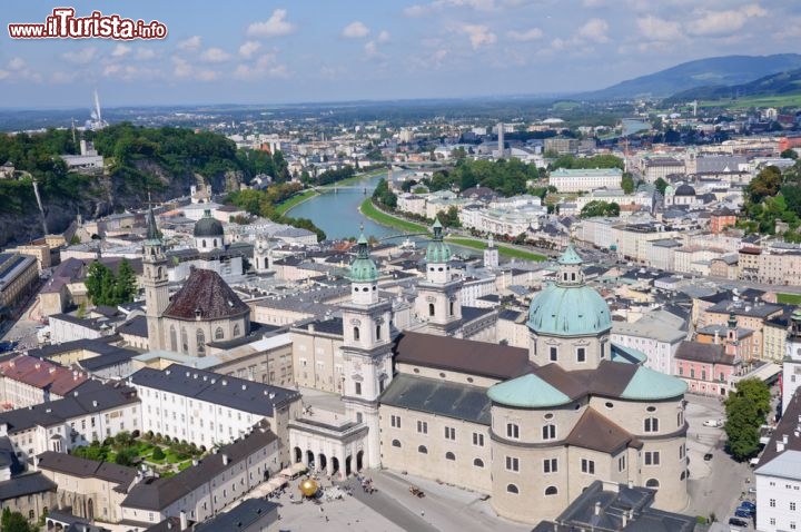 Immagine Salisburgo si può ammirare dal Castello Hoehnsalzburg. In questa immagine si vede il centro storico, sulla riva destra del fiume Salzach, con in primo piano la chiesa dei Francescani - © Scirocco340 / Shutterstock.com