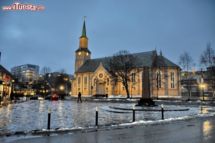 Immagine Vista dell' abside della Cattedrale di Tromso, come appare in inverno, con pochissima luce anche in pieno giorno