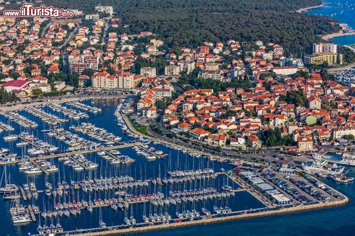 Immagine Una vista aerea di Biograd na Moru, località apprezzata per il suo patrimonio storico e culturale. Un tempo città dove venivano inconronati i re croati, oggi è un fiorente centro turistico dalle mille attrattive - © OPIS Zagreb / Shutterstock.com