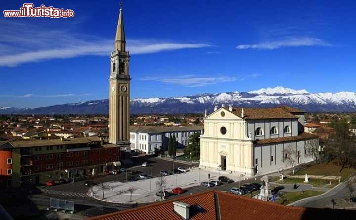 Immagine Vista aerea del Centro di Cordenons: su tutto domina il campanile della chiesa di Santa Maria Maggiore