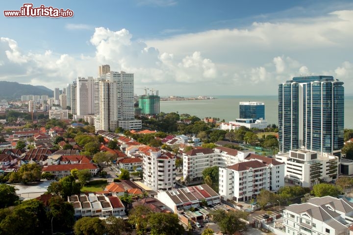 Immagine Vista aerea di Georgetown city, la città più dinamica e vivace dell'isola di Penang in Malesia (Malaysia) - © Tony Zelenoff / Shutterstock.com