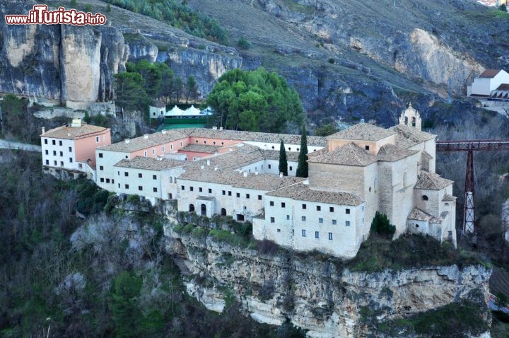 Immagine Il Parador di Cuenca (Castiglia-La Mancia, Spagna) ha sede nell'antico convento di San Pablo, fondato nel Millecinquecento e circondato da un paesaggio fiabesco, fatto di rocce a strapiombo e panorami vertiginosi - © Arseniy Krasnevsky / Shutterstock.com