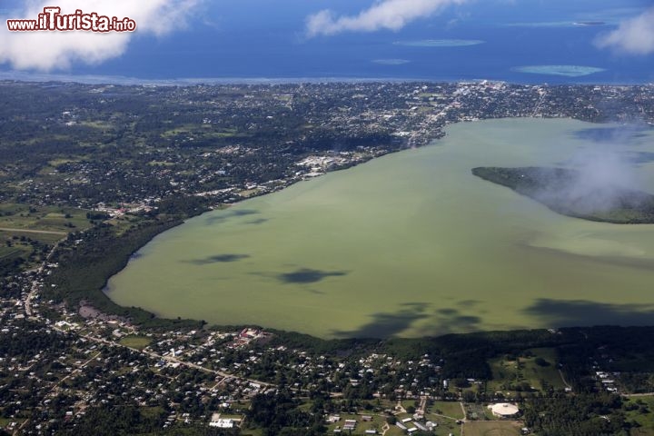 Immagine Vista aerea della capitale di Tonga, Nuku'alofa, sull'isola di Tongatapu - © Henryk Sadura / Shutterstock.com