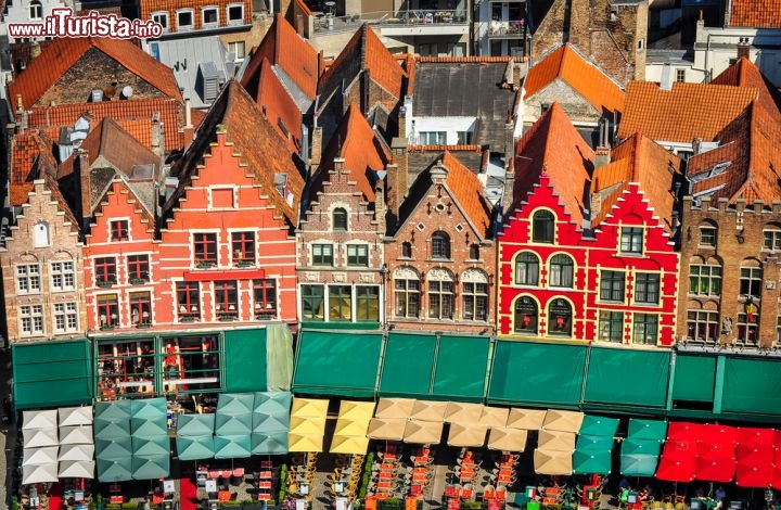 Immagine Vista aerea sul Markt di Bruges, Belgio - Dalle acque dei canali o dall'alto del cielo, il panorama offerto dalla città fiamminga a turisti e visitatori è uno dei più suggestivi del Belgio. Palazzi storici e costruzioni più moderne, accomunati dai caratteristici tetti appuntiti e dalle variopinte facciate in mattoni, sono una delle bellezze architettoniche di questa località dal fascino tutto medievale © Martin M303 / Shutterstock.com