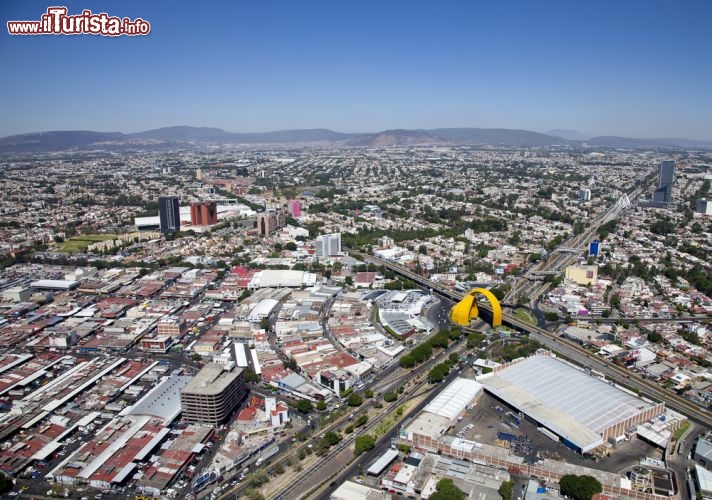 Immagine Vista aerea del centro di Guadalajara: la moderna capitale dello Stato di Jalisco è popolata da oltre quattro milioni di abitanti, ma nella sua storia è stata ripetutamente fondata in diversi luoghi del paese dai primi coloni spagnoli giunti nel Nuovo Mondo. La fondazione ufficiale e definitiva risale al 14 febbraio 1542 - © Jesus Cervantes / Shutterstock.com