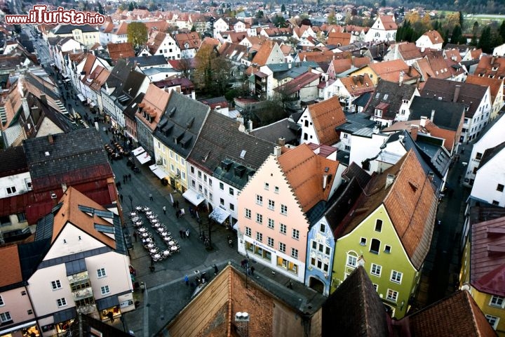 Immagine Vista aerea centro storico di Fussen, la città della Baviera, in Germania. Fussen si trova vicino al confine sud della Baviera, a pochi chilometri dall'Austria, che dista appena 5km. Coni suoi 808 metri di altitudine si tratta della città più alta della Baviera, ed offre degli spelendid scenari montani a tutti i visitatori. Si trova sul percorso dell'antica via romana chiamata  Via Claudia Augusta. Il centro storico è lambito dl fiume Lech, che poi si tuffa nel lago Forggensee - © Yevgenia Gorbulsky / Shutterstock.com