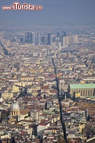 Immagine Spaccanapoli, la via che taglia il centro storico di Napoli, vista dall'alto - © tommaso lizzul / Shutterstock.com
