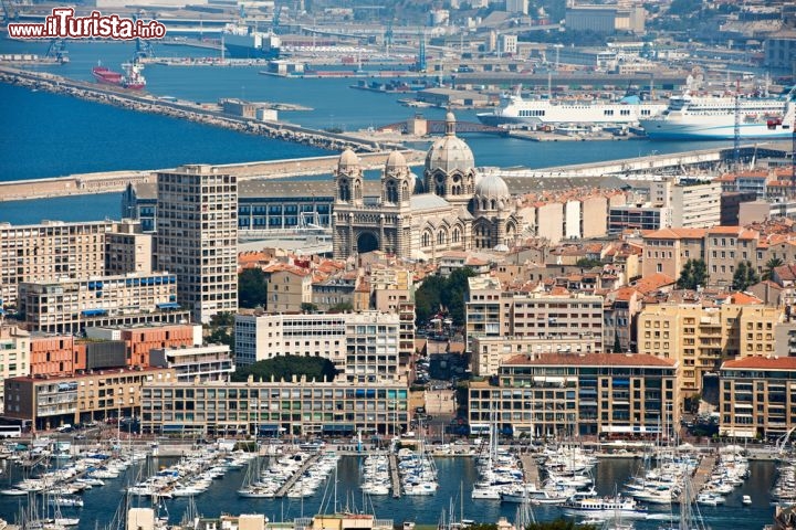 Immagine Vista aerea della baia di Marsiglia in Provenza, Francia meridionale - © Nikolay Stefanov Dimitrov / Shutterstock.com