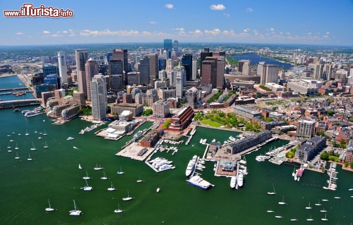Immagine Veduta aerea di Boston, capitale del Massachusetts (USA) e del suo ampio porto - © Richard Cavalleri / Shutterstock.com