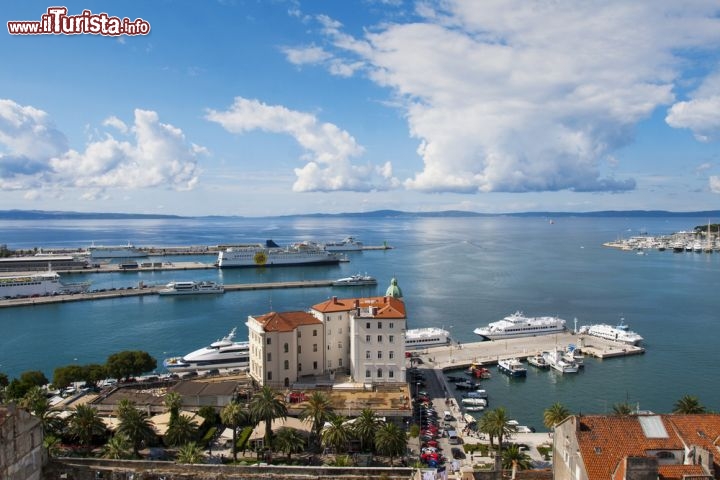 Immagine Veduta aerea di Spalato, la città principale della Dalmazia (Croazia), e del suo porto accarezzato dal Mare Adriatico  - © ivavrb/ Shutterstock.com