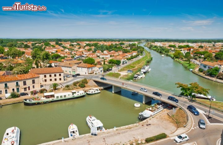 Immagine Vista aerea di Aigues Mortes a ovest della Camargue, Francia - Le imbarcazioni ormeggiate lungo le sponde dei canali contribuiscono a rendere ancora più suggestivo il panorama di Aigues Mortes, qui fotografata dall'alto per sottolinearne il rinomato paesaggio naturalistico © Alexander Demyanenko / Shutterstock.com