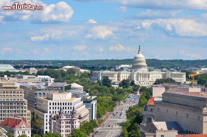 Immagine Vista aerea di Pennsylvania street, la lunga via alberata che condusce al Capitol Hill di Washington DC, USA - © Orhan Cam / Shutterstock.com
