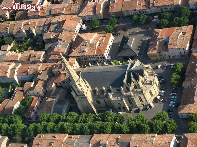 Immagine Vista aerea della grande Cattedrale di Mirepoix, dipartimento dell'Ariege, in Francia - © Tourisme de Mirepoix