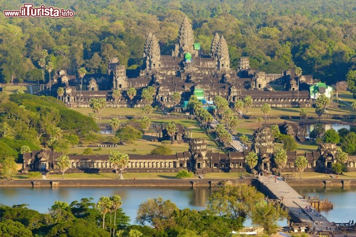 Immagine Vista aerea durante un tour in mongolfiera (pallone aerostatico) in volo su Angkor Wat in Cambogia - © Alexey Stiop / Shutterstock.com