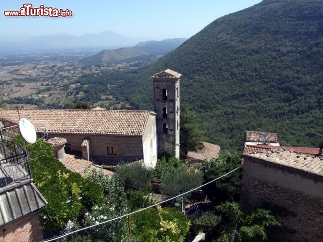 Immagine Vista  panoramica dal centro di Castro dei Volsci: in priomo pianola Chiesa di Santa Maria - © www.comune.castrodeivolsci.fr.it/