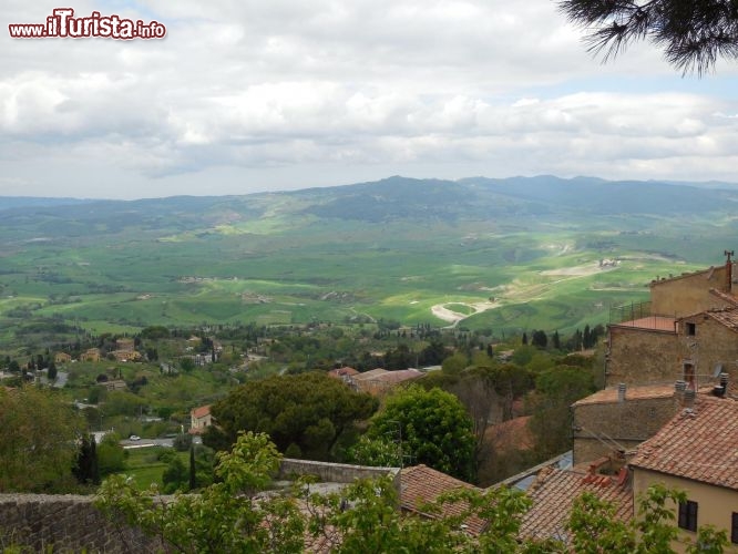 Immagine Vista delle colline toscane dal borgo panoramico di Volterra (Provincia di Pisa) - © Giovanni Mazzoni (Giobama)