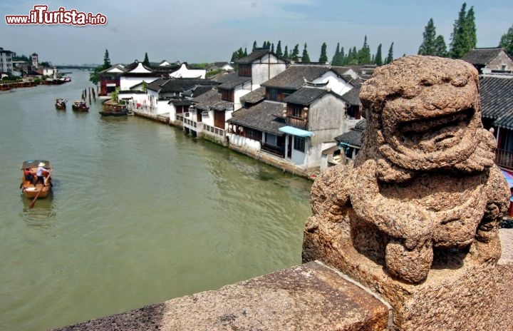 Immagine Vista dal ponte di pietra principale nel villaggio di Zhouzhuang in Cina