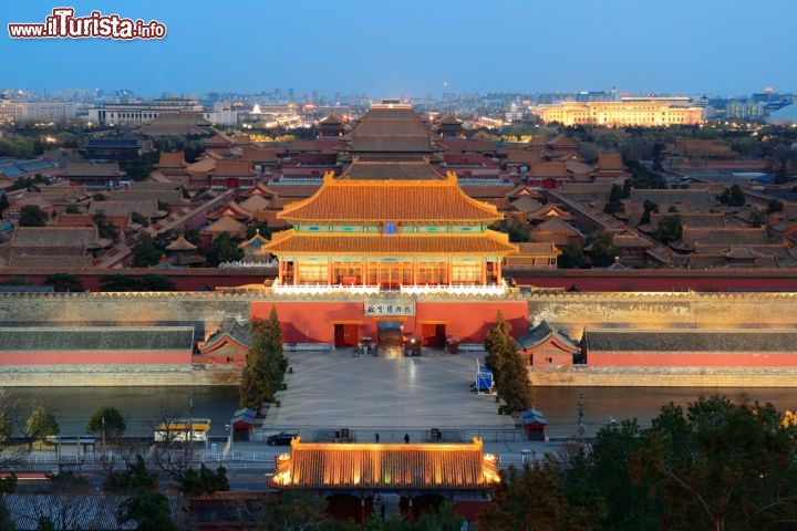 Immagine Foto notturna della Pagoda nella Citta Proibita, Pechino - Con i 72 ettari di superficie ricoperti, la Città Proibita è il più grande complesso di palazzi esistente al mondo. Nonostante il ruolo diverso svolto rispetto ai secoli passati, la "forbidden town" rimane di estrema importanza per lo schema urbanistico di Pechino. L'asse nord-sud centrale rappresenta la via principale della città che si estende poi verso sud attraversando la Porta di Tienanmen verso l'omonima piazza che racchiude il centro cerimoniale della Repubblica Popolare Cinese. Con il tramonto e le luci che la illuminano, la Città Proibita si ammanta di un'atmosfera magica © Songquan Deng / Shutterstock.com