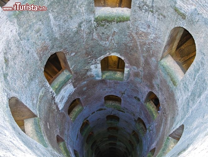 Immagine Vista dall'alto del grande Pozzo di San Patrizio ad Orvieto, che era stato voluto dal Papa per avere scorte d'acqua durante gli assedi della città - © Mi.Ti. / shutterstock.com