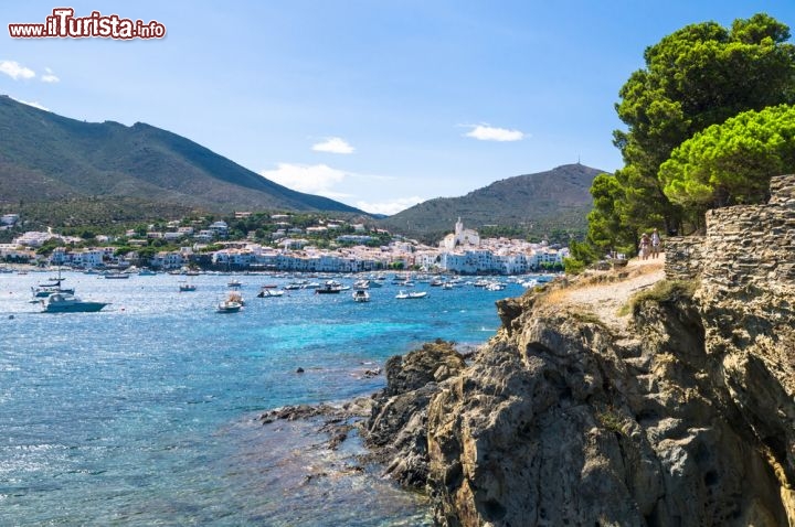 Immagine Una suggestiva vista del Golfo di Cadaques, Spagna. Questo solitario villaggio di case bianche è una preziosa località balneare oltre che meta turistica sia per il mare che per il passato artistico 220534687 - © Ammit Jack / Shutterstock.com