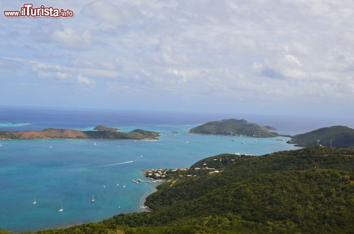 Immagine Vista del North Sound - Una delle baie più famose tra i velisti di tutto il mondo per la sua calma e tranquillità. Si affacciano su questo enorme specchio di acqua i Resort più frequentati delle BVI, tra cui la base invernale dell’italiano Yacht Club Costa Smeralda. - © Guendalina Buzzanca / thegtraveller.com