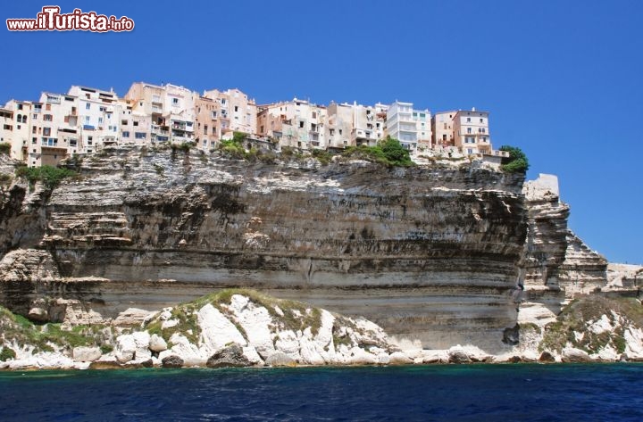 Immagine Bonifacio, nel sud della Corsica, è bella da vivere ma anche da ammirare da lontano. Chi arriva in traghetto dalla Sardegna o partecipa a una gita in barca lungo la costa vedrà le imponenti falesie a picco sul mare e il borgo che sembra fondersi con la roccia, quasi in bilico sullo strapiombo - © Jiri Foltyn / Shutterstock.com