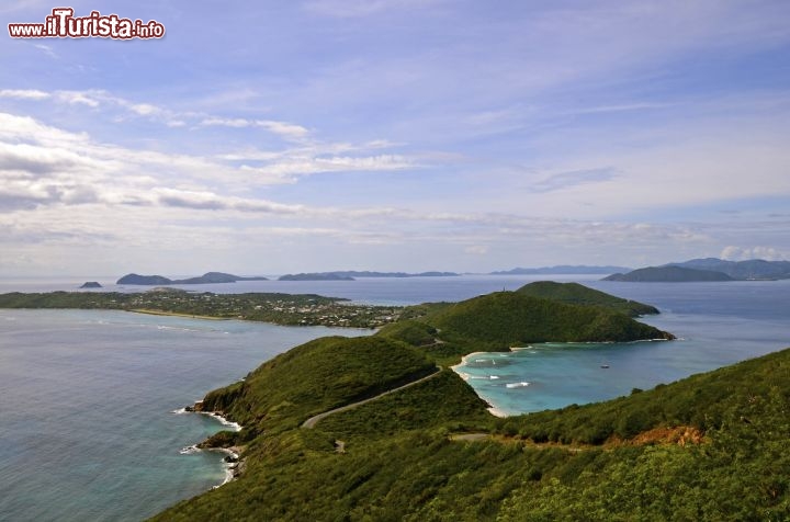 Immagine Spanish Town - Conosciuta anche come The Valley dai residenti dell’isola perché si trova sulla parte pianeggiante dell’isola, Spanish Town è la città di Virgin Gorda. Qui si trovano oltre alle più famose destinazioni turistiche anche diversi ristoranti, supermercati e farmacia. - © Guendalina Buzzanca / thegtraveller.com