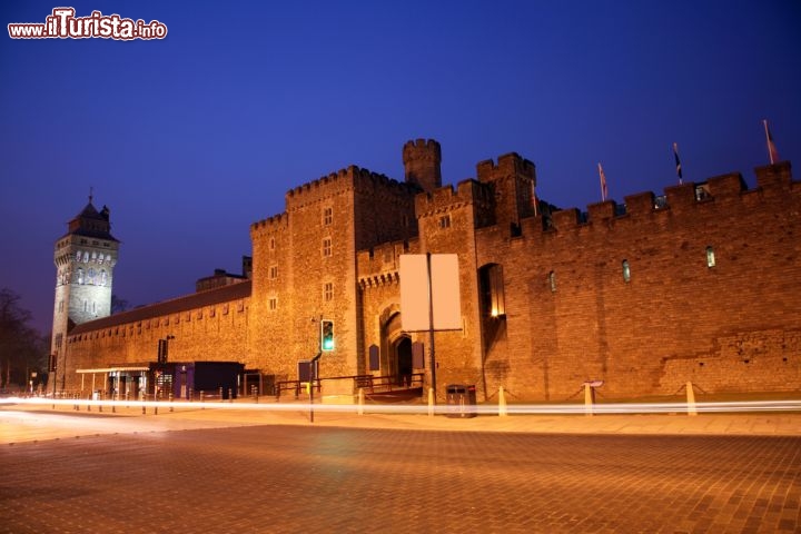 Immagine Vista notturna della zona esterna del Castello di Cardiff, Galles - © Bikeworldtravel / Shutterstock.com