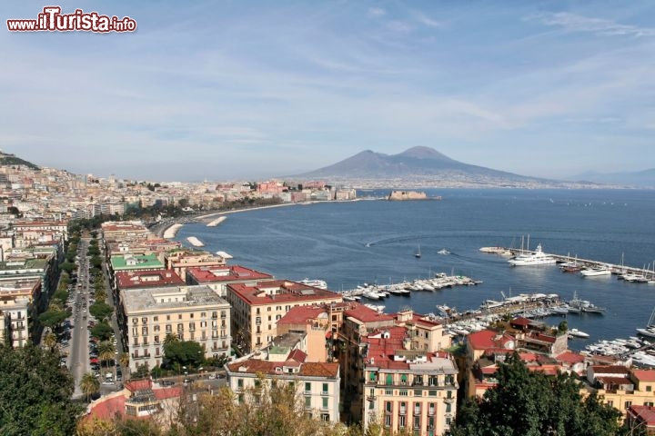 Immagine Vista del golfo di Napoli dal centro storico del capoluogo partenopeo, con il Vesuvio ed il Monte Somma sullo sfondo - © Danilo Ascione / Shutterstock.com