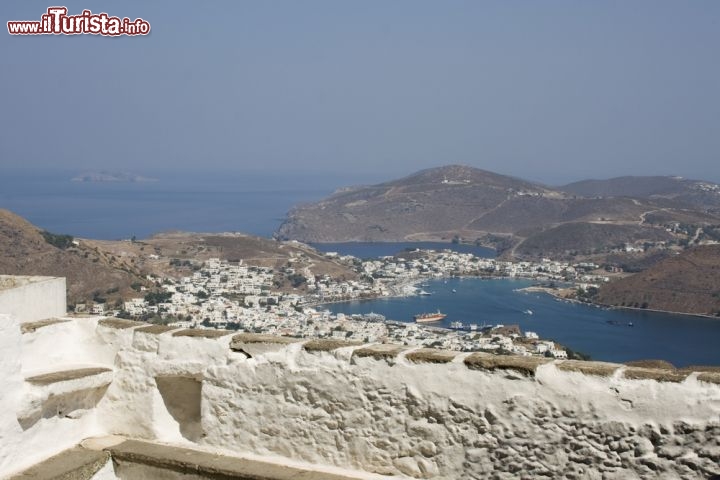 Immagine Vista magnifica dell'isola di Patmos, una del gruppo del Dodecaneso, come si  può vedere dal famoso Monastero di San Giovanni il divino. Chiamato il convento del Teologo, fu qui che l'Evangelista ebbe le visioni dell'Apocalisse all'interno di una grotta dell'isola, ed ora questi luoghi sacri sono meta di pellegrinaggi, sia da parte di fedeli ortodossi che cattolici - © baldovina / Shutterstock.com