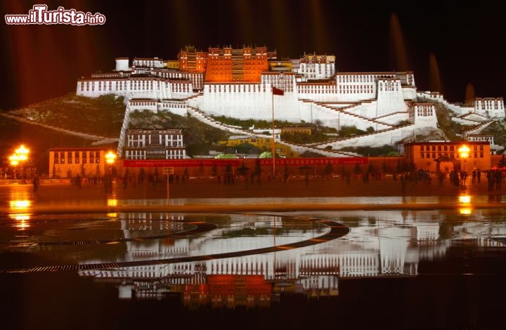 Immagine Vista notturna del Potala. Il grande palazzo dei Dalai Lama tibetani si trova a Lhasa la capitale del Tibet, la regione della Cina nel cuore della catena dell'Himalaya - © huyangshu / Shutterstock.com