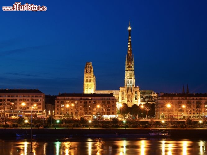 Immagine Vista notturna della Senna e della magica Cattedrale di Rouen. La città si trova in Alta Normandia, nord della Francia  - © atref / Shutterstock.com
