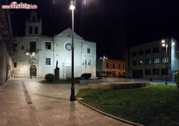 Immagine Fotografia notturna di Piazza Cavour a Gravina in Puglia, provincia di Bari.