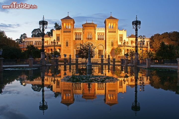 Immagine Il Museo Archeologico di Siviglia nelle prime ore della sera. Fondato nel 1867 come "museo di antichità", è oggi composto da 27 sale e contiene circa 60 mila pezzi - © easyshutter / Shutterstock.com