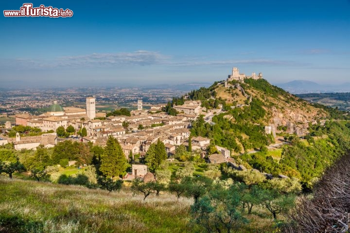 Immagine Un suggestivo scorcio panoramico su Assisi e la Rocca Maggiore. Questa fortezza medievale edificata nel 1173 venne ricostruita nel 1356 su iniziativa del cardinale Egidio Albornoz incaricato da Innocenzo VI° di consolidare le fortificazione dello stato pontificio - © canadastock / Shutterstock.com